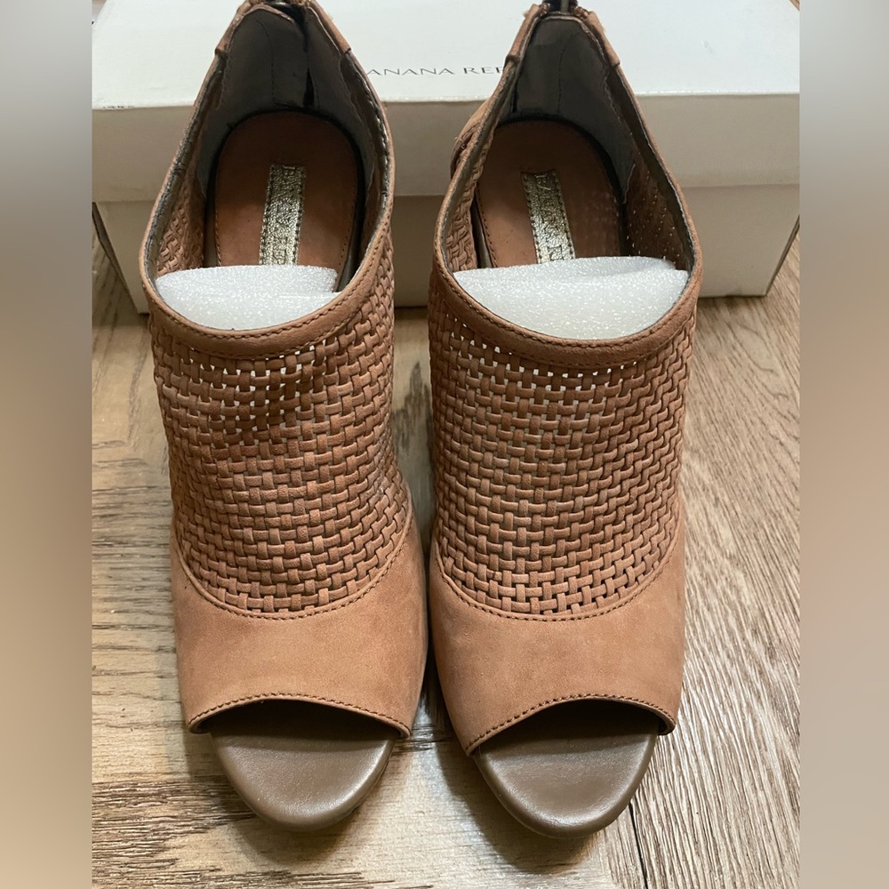 Never worn with box Octavio Clay Tan and 8.5 platform